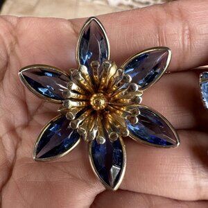 Vintage Flower Brooch Pin Crystal Blue Gems Gold Tone Metal Fashion‎ Jewel 1.25"